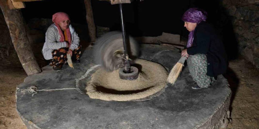 Ektikleri çeltikler asırlık değirmende işleniyor! Hizan’da doğal pirinç üretimi 2